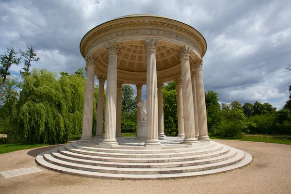 Il Tempio dell'Amore nei giardini del Trianon . — Foto Stock