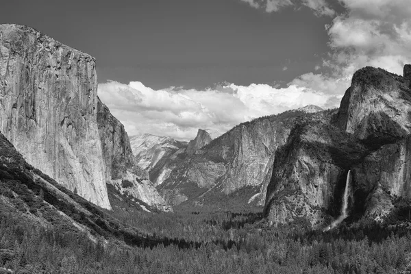 De typische weergave van de Yosemite vallei — Stockfoto