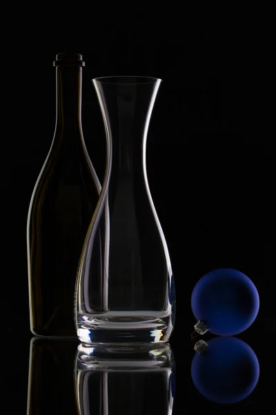 Бутылка вина, стеклянный графин и рождественские украшения — стоковое фото