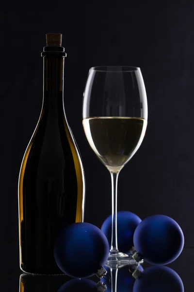 Die Flasche Weißwein und Weihnachtsdekoration — Stockfoto