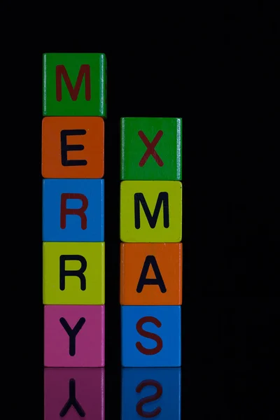 Цветные кубики для детей на черном стеклянном столе — стоковое фото