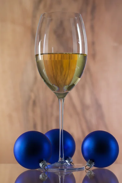 Copo de vinho branco e decoração de Natal — Fotografia de Stock