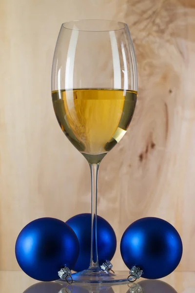 Glas vitt vin och Juldekoration — Stockfoto
