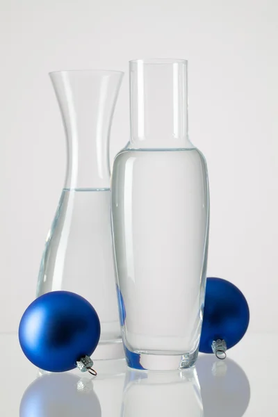 Deux vases avec de l'eau propre et décoration de Noël — Photo