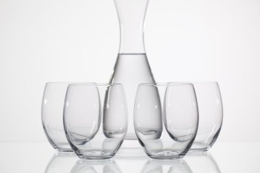 Cam masa üzerinde su bardak 