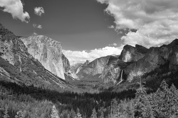 La vista típica del valle de Yosemite — Foto de Stock