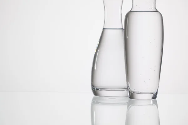 Окуляри води на скляному столі — стокове фото