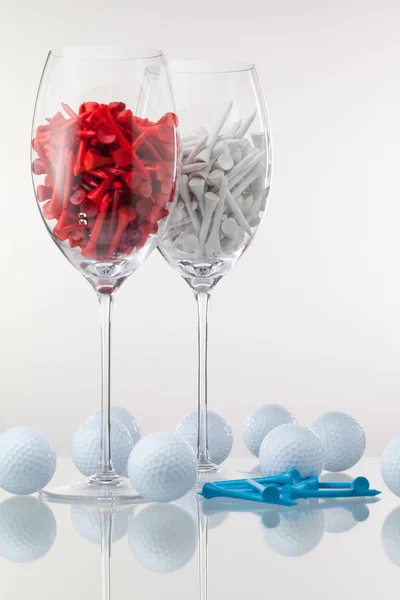 Two glasses of wine and golf equipments — Stock Photo, Image