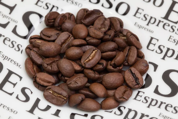 Koffie bonen op een schotel — Stockfoto