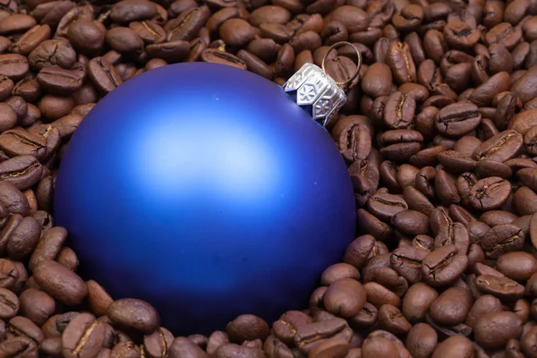 Grains de café et décoration de Noël — Photo