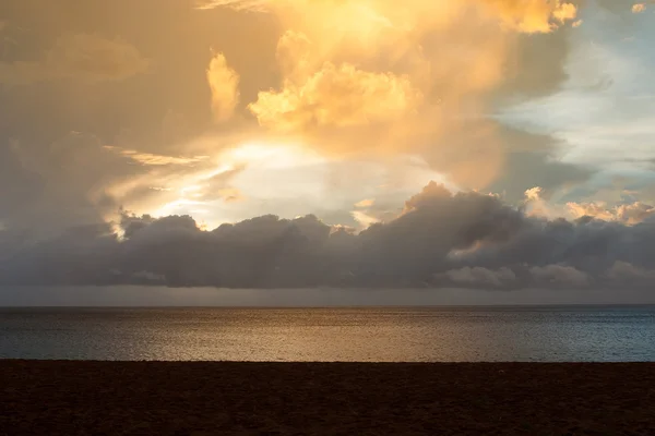 Coucher de soleil sur la plage de Grande Anse après la tempête, Guadeloupe — Photo