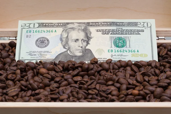 Kaffebönor och oss dollar — Stockfoto