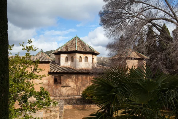 Часть дворца Альгамбра в саду, Гранада, Испания — стоковое фото