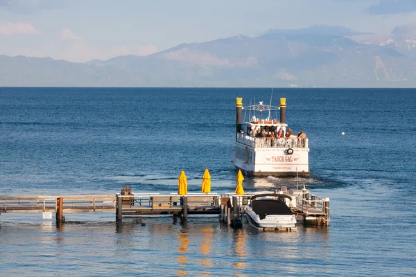 Lake Tahoe teknede kürek tekerlek — Stok fotoğraf