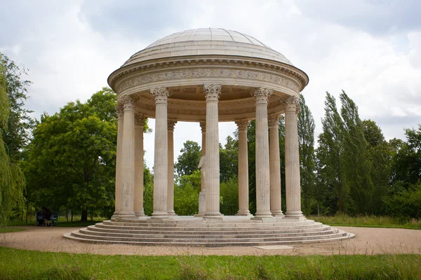 Temple of love i trädgårdarna i trianon. — Stockfoto