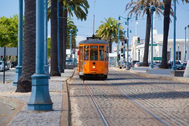 Tipik San Francisco tren Embarcadero seyahat eden bir 