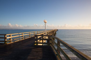Binz, Rügen adası iskelede gündoğumu