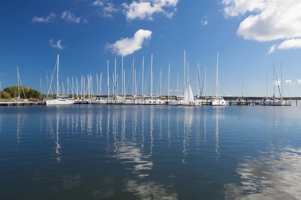 White jachten in de haven op het eiland Rügen — Stockfoto