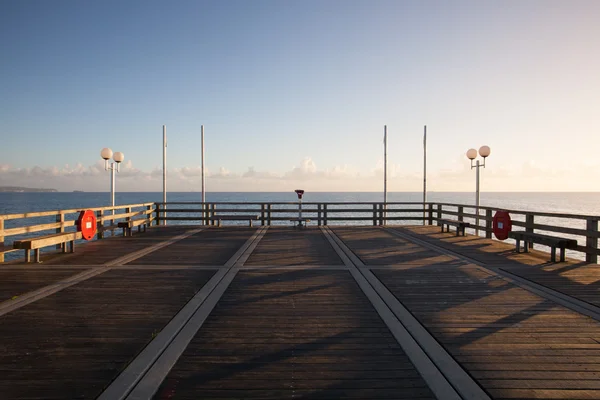 Sonnenaufgang auf der Seebrücke in Binz, Insel Rügen — Stockfoto