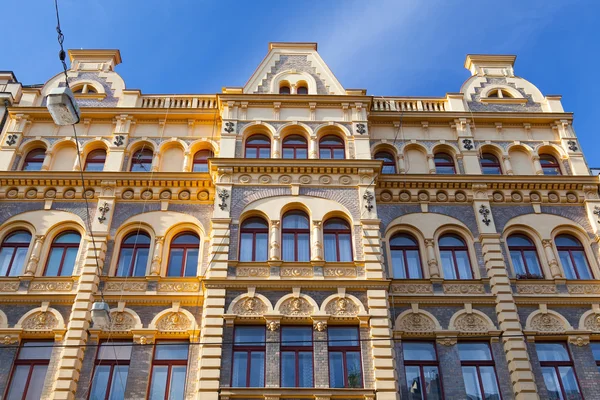 Докладно про дивовижний фасад традиційні будівлі в Празі — стокове фото