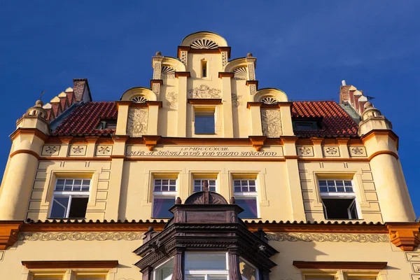 Detail van verbazingwekkende gevel van traditioneel gebouw in Praag — Stockfoto