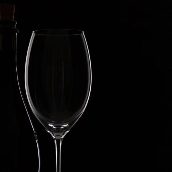 Бутылка и стекло на черном фоне — стоковое фото