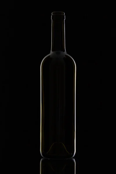 Bottiglia vuota sul vetro nero — Foto Stock