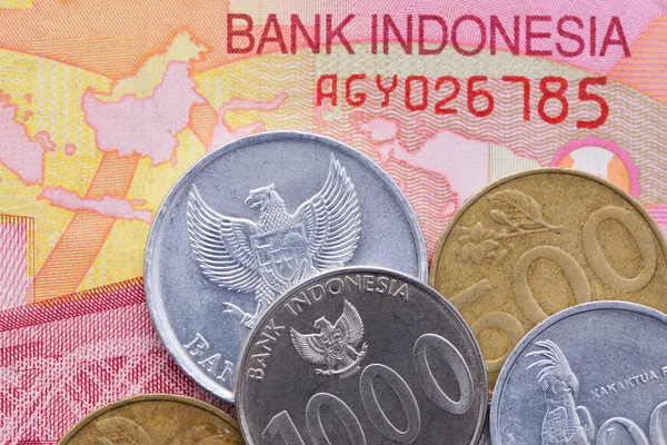 Банкноты и монеты Рупии Индонезии — стоковое фото