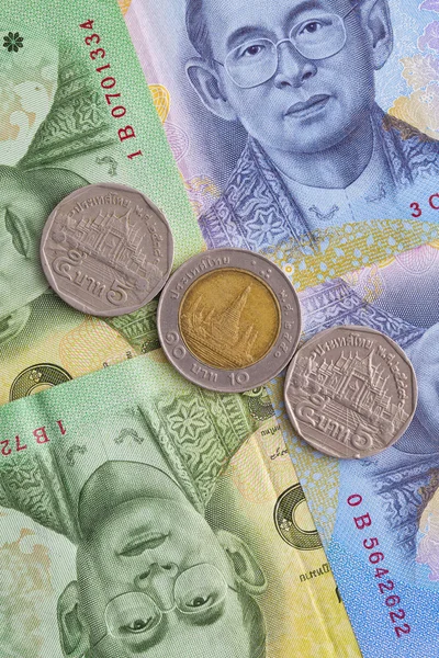 Bankbiljetten en munten van Thaise Baht van Thailand — Stockfoto