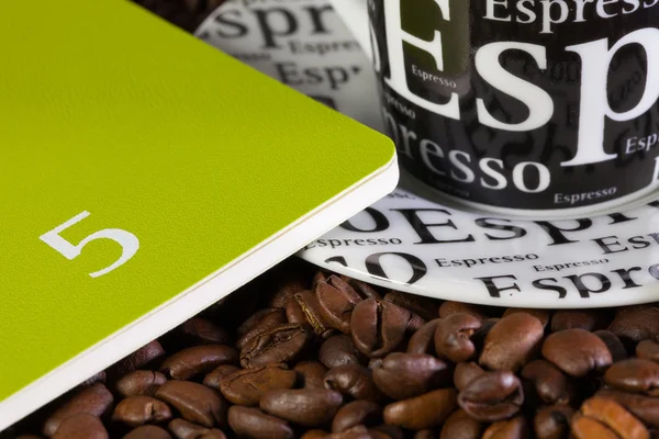 Koffiebonen, kopje koffie en een dagboek — Stockfoto
