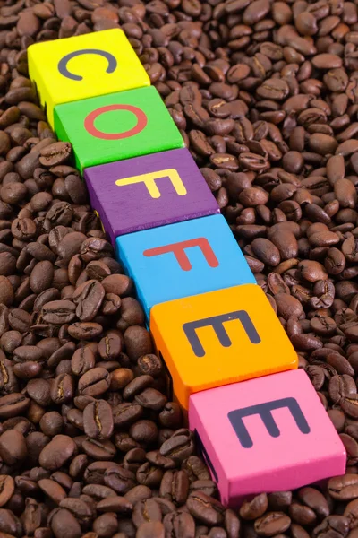 Gekleurde kubussen en koffie bonen — Stockfoto