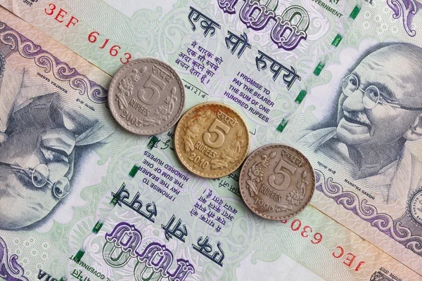 Verschillende bankbiljetten en munten van Indiase geld — Stockfoto