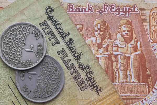 Různých bankovky a mince egyptských peněz — Stock fotografie
