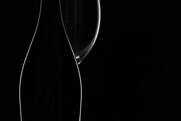 Garrafa e vidro no fundo preto — Fotografia de Stock