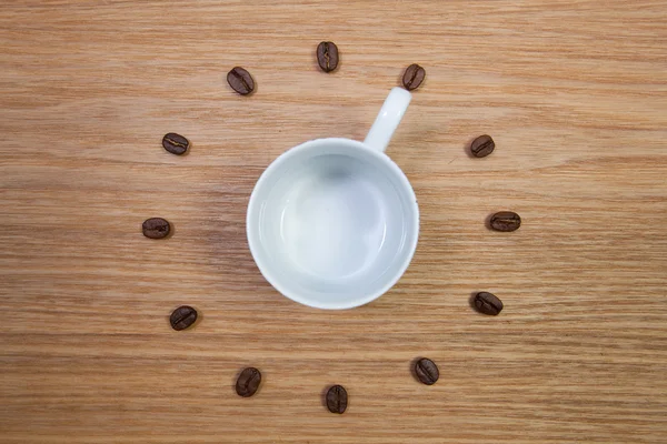 Copo de café vazio e relógio de grãos de café — Fotografia de Stock