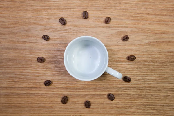 Copo de café vazio e relógio de grãos de café — Fotografia de Stock