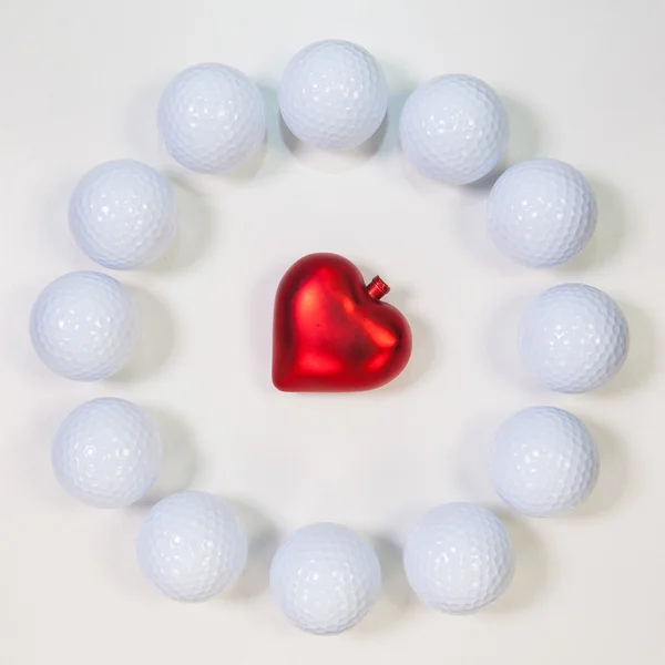 Cirkel van golfballen en rood hart — Stockfoto