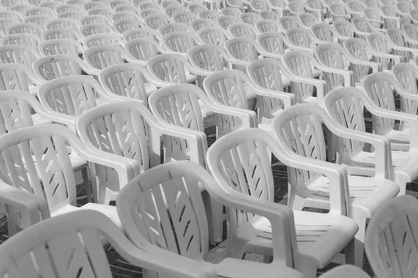 सफेद प्लास्टिक की कुर्सियों से बना पैटर — स्टॉक फ़ोटो, इमेज