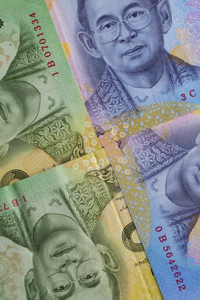 Bankbiljetten en munten van Thaise Baht van Thailand — Stockfoto