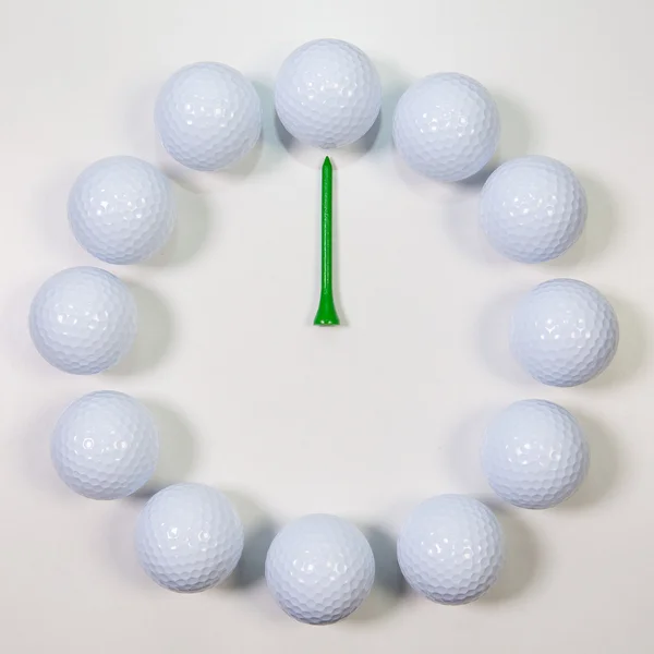 El reloj de pelotas de golf y tees de madera — Foto de Stock