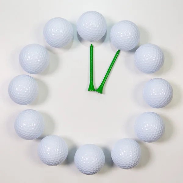 El reloj de pelotas de golf y tees de madera — Foto de Stock