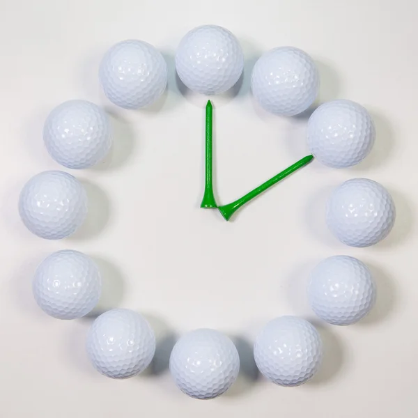 Die Uhr der Golfbälle und hölzernen Abschläge — Stockfoto