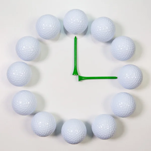 Die Uhr der Golfbälle und hölzernen Abschläge — Stockfoto