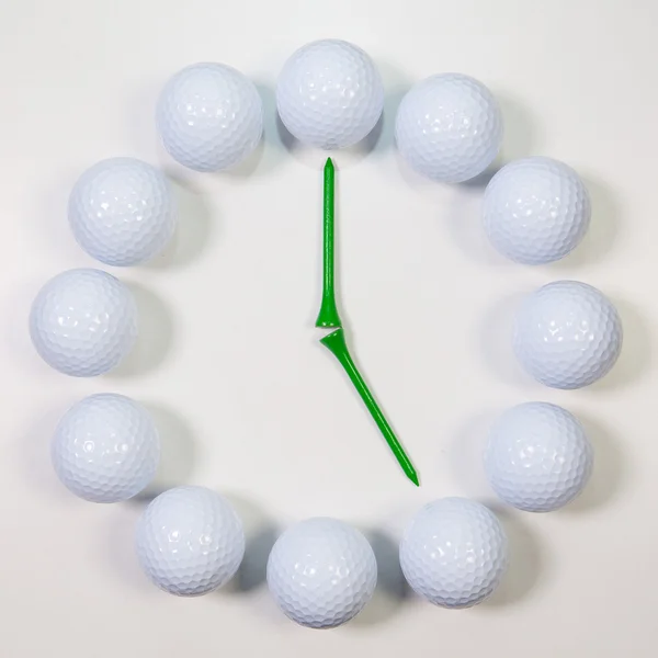 Die Uhr der Golfbälle und hölzernen Abschläge — Stockfoto