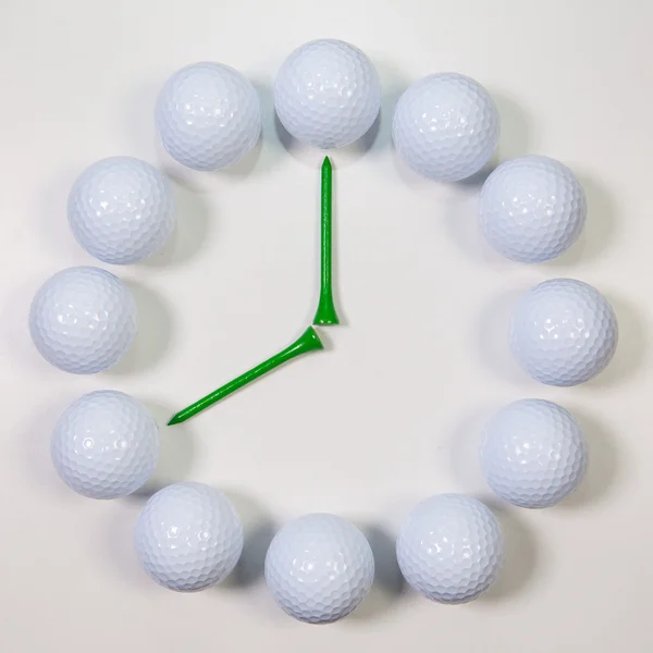 Die Uhr der Golfbälle und hölzernen Abschläge — Stockfoto