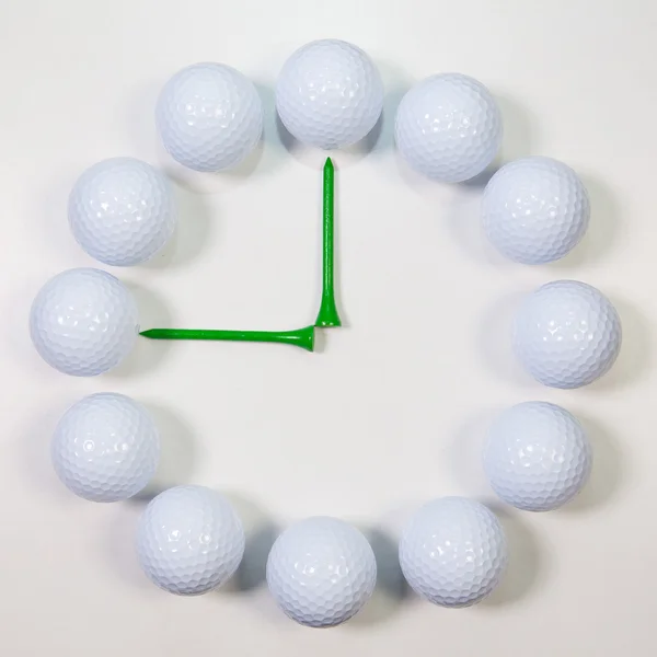 Die Uhr der Golfbälle und hölzernen Abschläge — Stockfoto