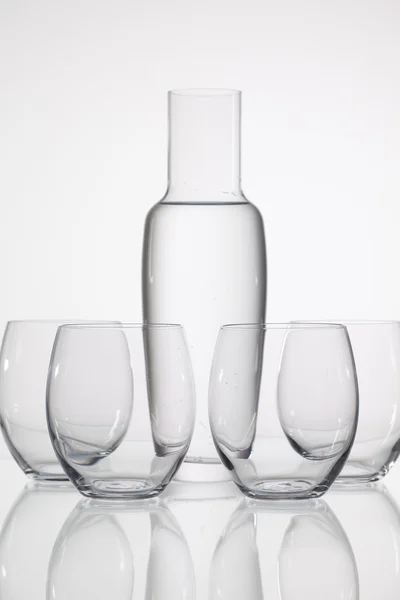 Glazen water op de glazen tafel — Stockfoto