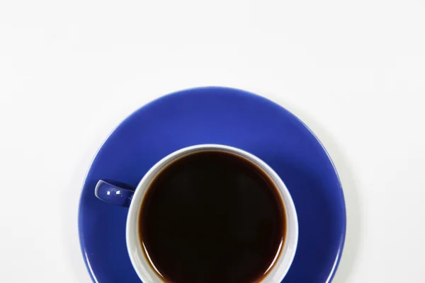 Синяя чашка кофе на белом столе — стоковое фото