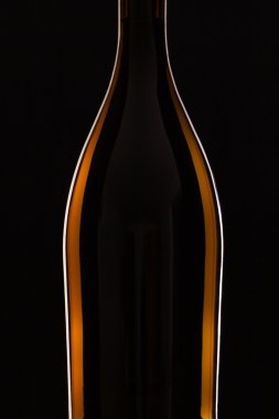 Kırmızı şarap şişesiyle detay 