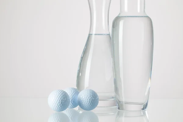 Deux vases avec eau propre et balles de golf — Photo